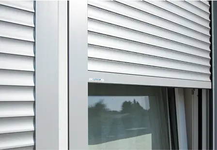 Detail eines Aluminium-Außenrollladens an einem Kunststofffenster