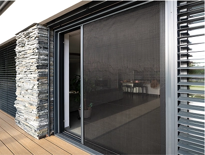 Schiebe-Insektenschutzgitter an einer Fenstertür eines modernen Hauses