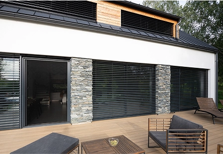 Modernes Haus mit Raffstores und Insektenschutztür an der Terrasse