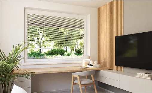 Minimalistisches Arbeitszimmer mit Blick in den Garten und Horizontaljalousien