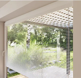 Große Fensterfläche mit weißen Horizontaljalousien und Blick in den Garten