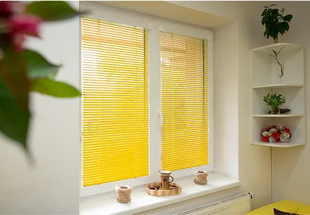 Fenster mit auffälligen gelben Horizontaljalousien in einem gemütlichen Raum