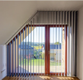 Vertikaljalousien an einer Fenstertür mit Zugang zum Garten