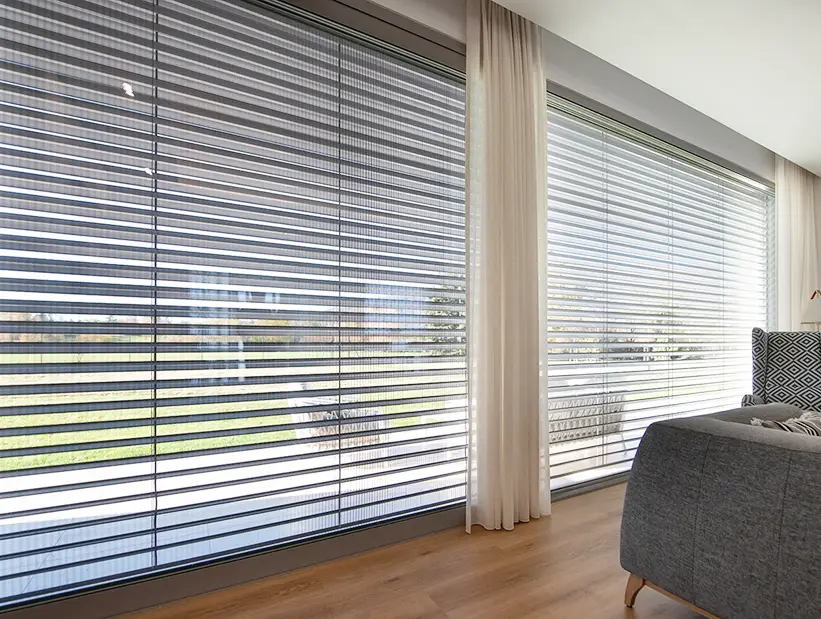 Innenraum mit großen Fenstertüren und Raffstores aus Aluminium