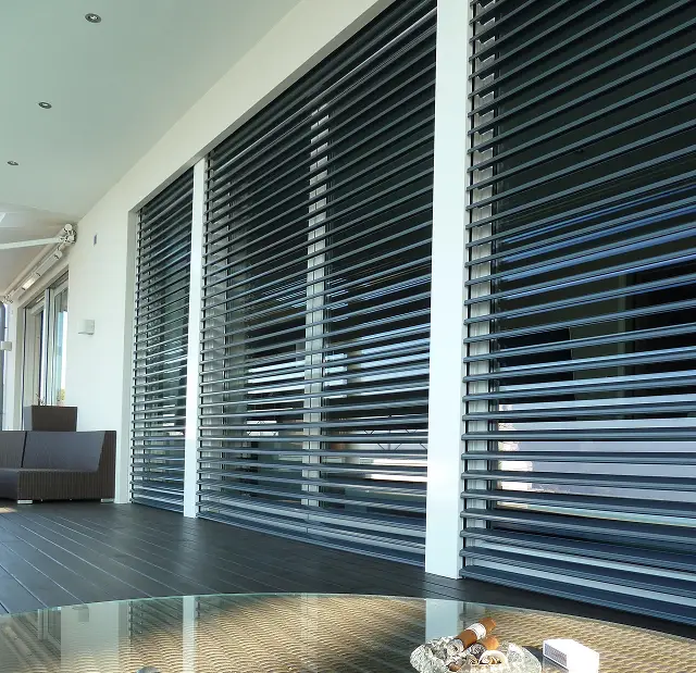 Raffstores aus Aluminium an der Glasfassade einer modernen Terrasse
