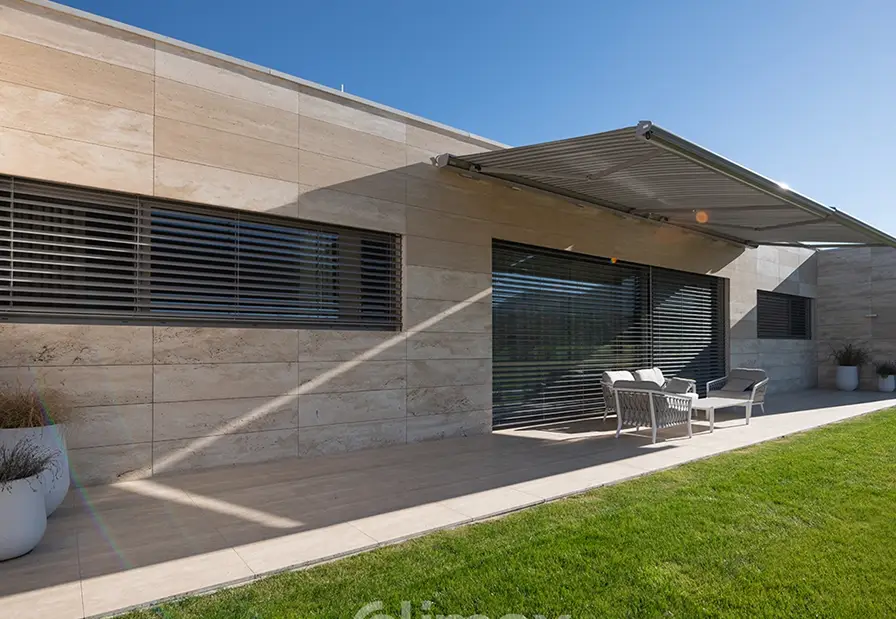 Moderne Terrasse mit Markise und Raffstores aus Aluminium