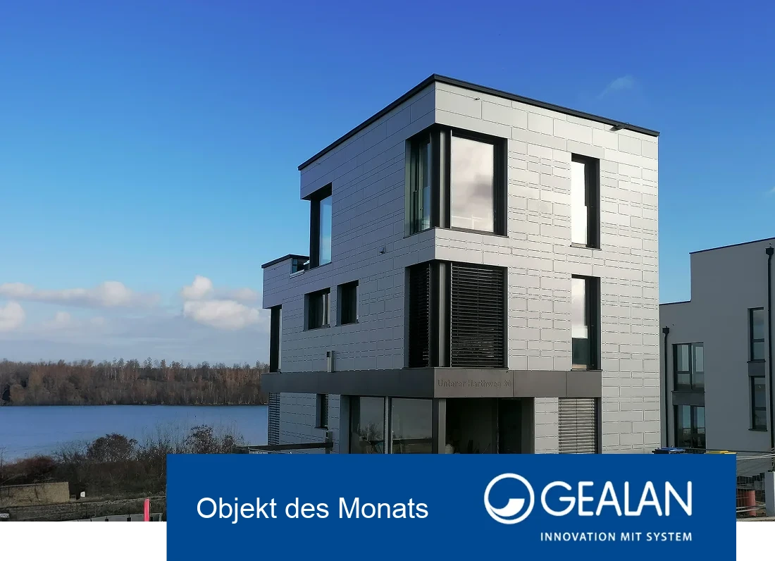 Modernes dreigeschossiges Gebäude mit großen Fenstern am See, ausgezeichnet als GEALAN Objekt des Monats